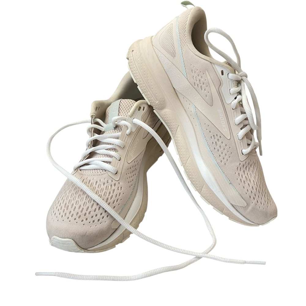 BROOKS Sneakers  Trace 3 Neutral Color Sz 8.5 
Excellent Cond. Walking Running